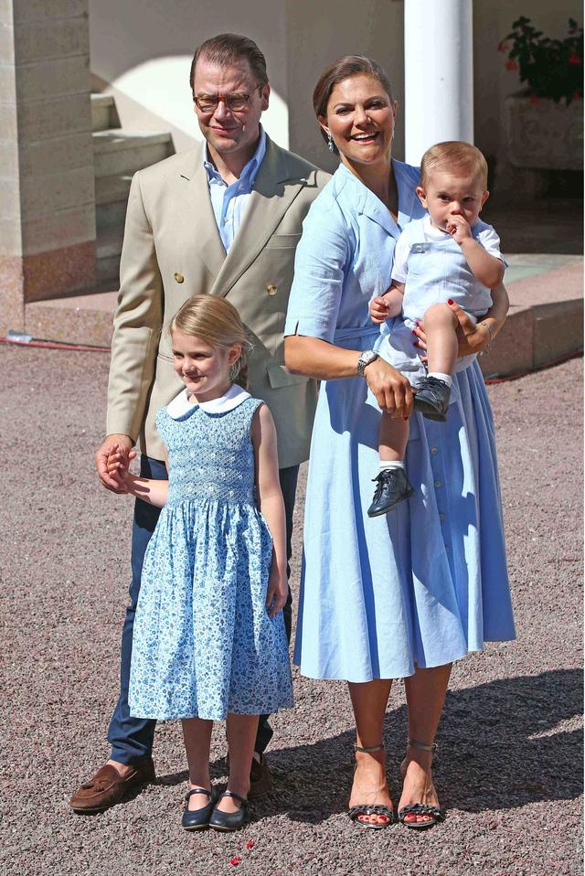 画像1: スウェーデン王女、誕生日にH&Mの4,500円のサンダルを履く