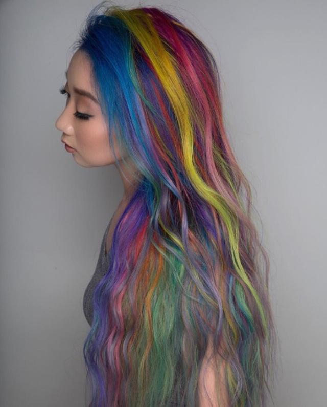 画像2: レインボーヘアじゃモノ足りない!計34色のヘアカラーを使った髪色が圧巻の美しさ