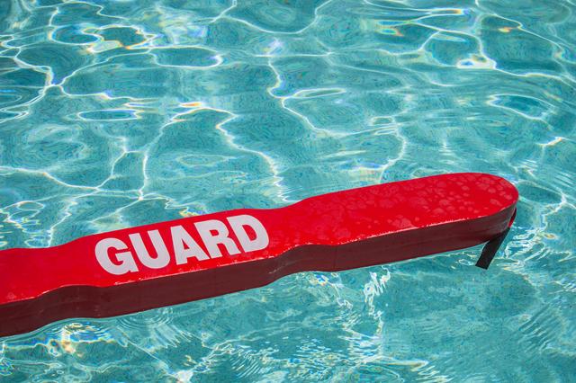 画像: 人気の「波の出るプール」で活躍するライフガード