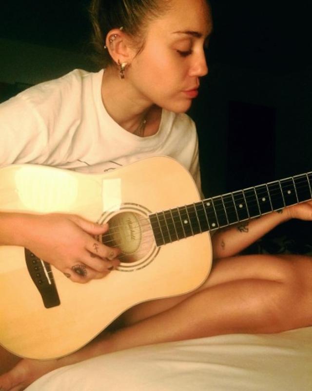 画像2: マイリー・サイラス、婚約者リアムについて曲を書いているとほのめかす