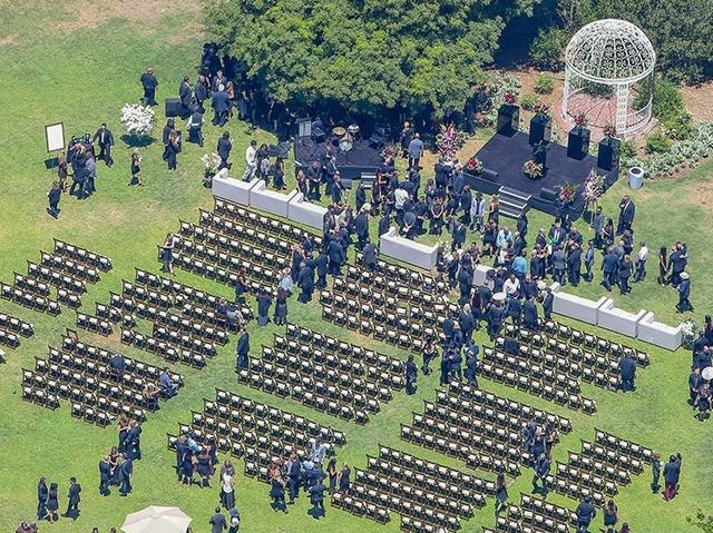 画像: 白いドーム状の建物の前に祭壇、その左側にステージが設置された。©Instagram/spainlinkinpark