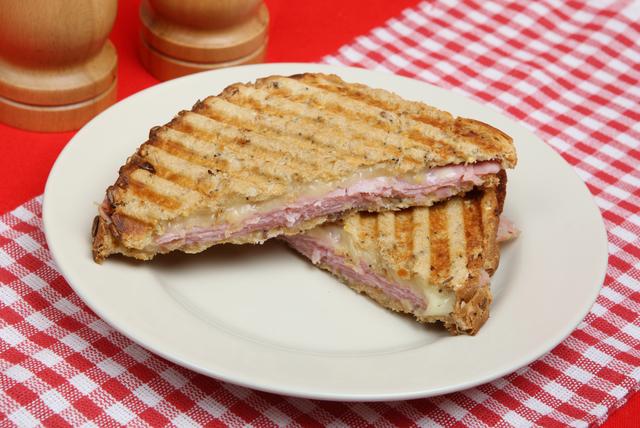 画像: こちらがそのグリルドチーズサンド。ハムなどを挟む場合も。