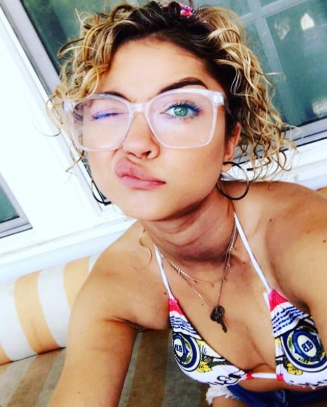 画像: 『モダン・ファミリー』のサラ・ハイランド、カーリーヘアから大人ヘアへ劇的イメチェン