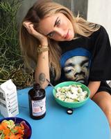 画像: ヘルシーな食事の側に置かれているのは、セレブに人気のコンブチャ ©Chiara Ferragni / Instagram