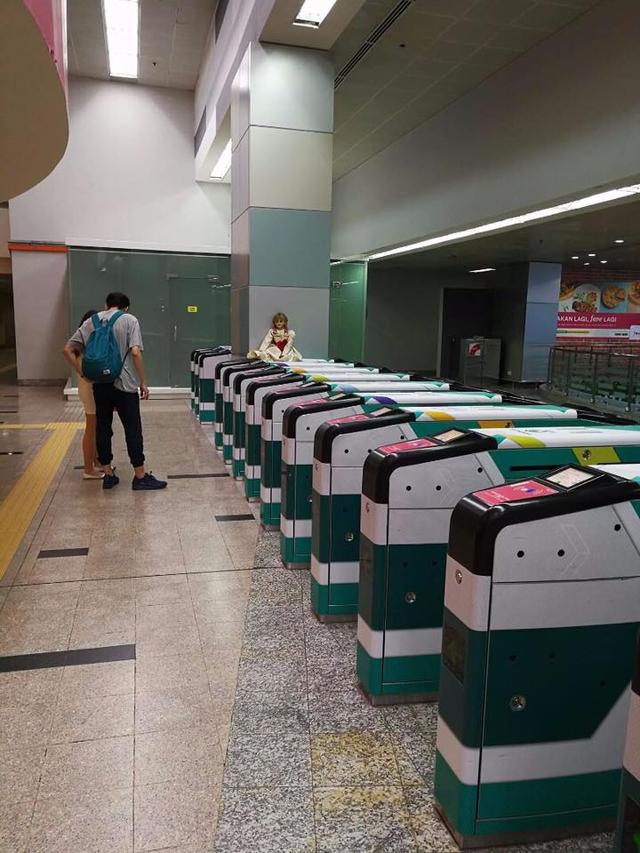画像1: 実在する呪われた人形が公共機関に出現