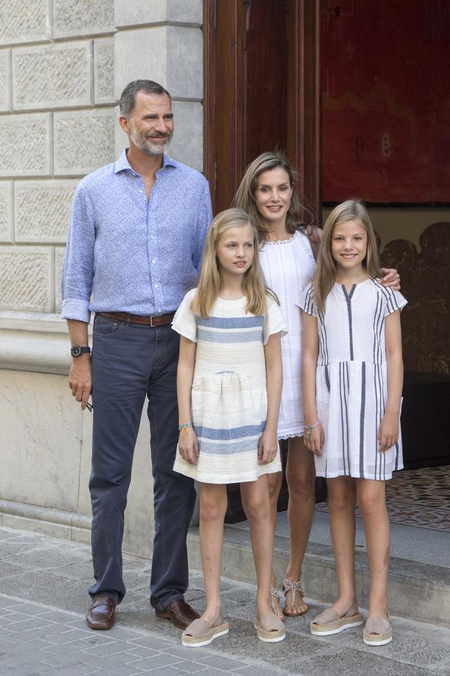 画像3: スペイン王室一家の爽やかなバカンス・ファッションがオシャレすぎる