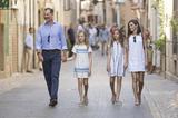 画像4: スペイン王室一家の爽やかなバカンス・ファッションがオシャレすぎる