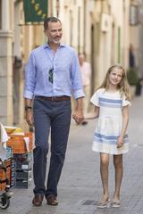 画像1: スペイン王室一家の爽やかなバカンス・ファッションがオシャレすぎる