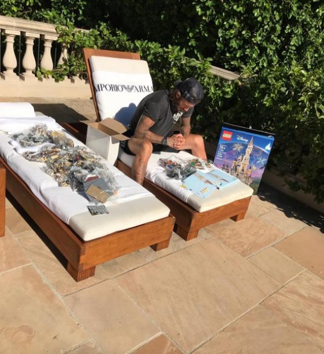 画像1: 娘のため?42歳デヴィッド・ベッカム、LEGOのシンデレラ城を作り始める