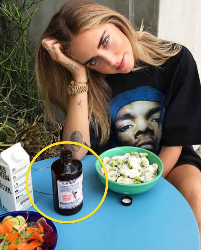 画像: ヘルシーな食事の側に置かれているのは、セレブに人気のコンブチャ ©Chiara Ferragni / Instagram
