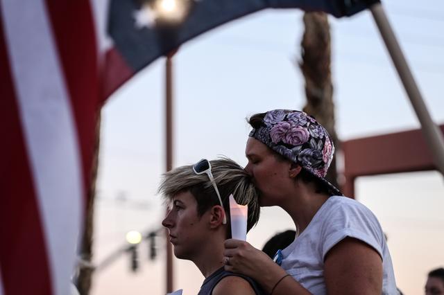 画像: 全米で犠牲者を追悼する集会が催されており、写真はラスベガスの追悼集会より