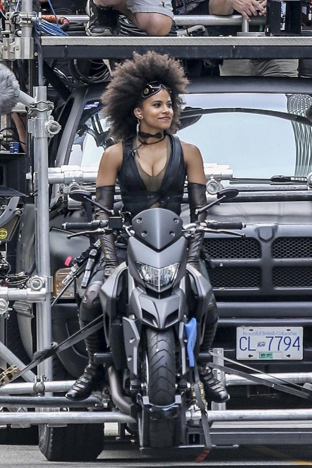 画像: 事故の数日前には、ライアン演じるデッドプールとザジ演じるドミノのバイクでの追跡シーンが撮影されていた。