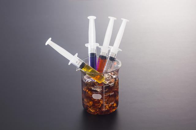 画像: 「新薬モニター」 注射器の中身はジン・ウォッカ・ラム・テキーラ。
