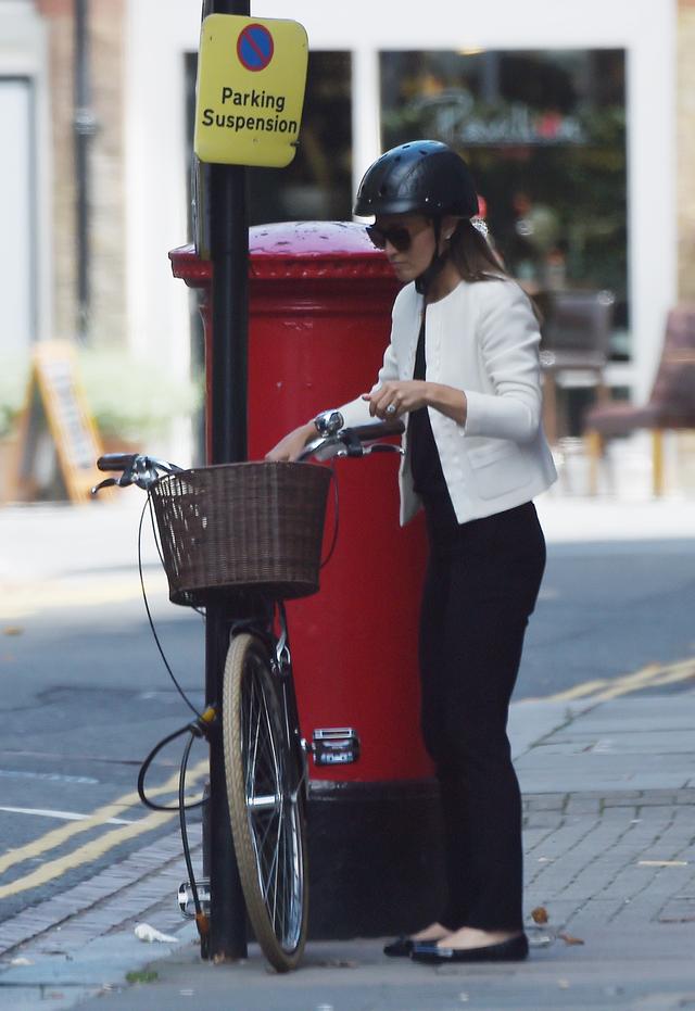 画像2: キャサリン妃の妹ピッパ、ヘルメットを被って自転車移動
