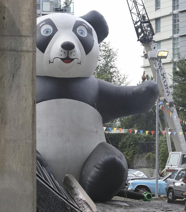 画像: 何やら巨大なパンダのエアバルーンも見られた。