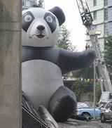 画像: 何やら巨大なパンダのエアバルーンも見られた。