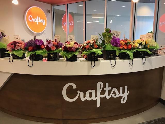 画像: オフィスのレセプションデスクに飾られたテイラーからの花束。©Crafty