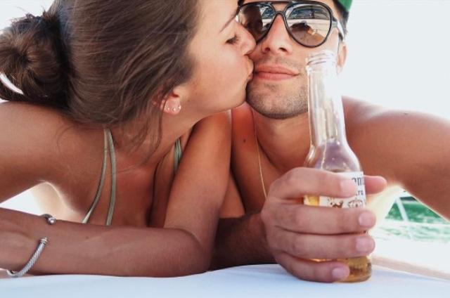 画像1: 体を張って彼女の写真を撮ってあげる「インスタ彼氏」の姿に拍手