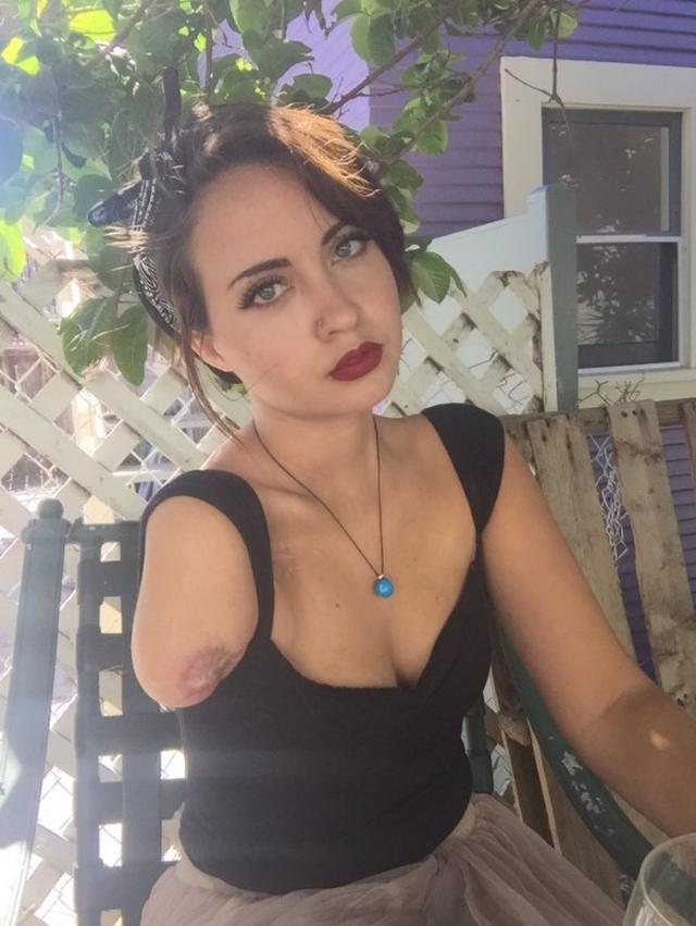 画像: 腕が1本しかない美女のユーモアあふれるTinderプロフィールが話題
