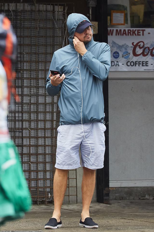 画像5: トップ俳優が軒下で雨宿り