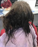 画像1: うつ病の少女が再び学校へ戻るために美容室へ