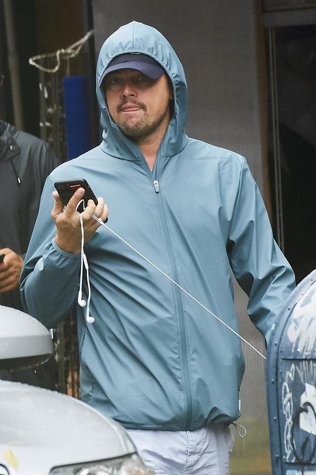 画像4: トップ俳優が軒下で雨宿り