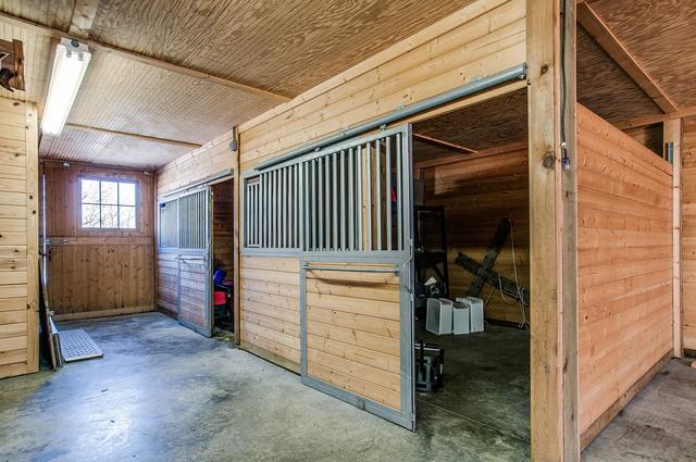 画像: 敷地内に立つ馬小屋。