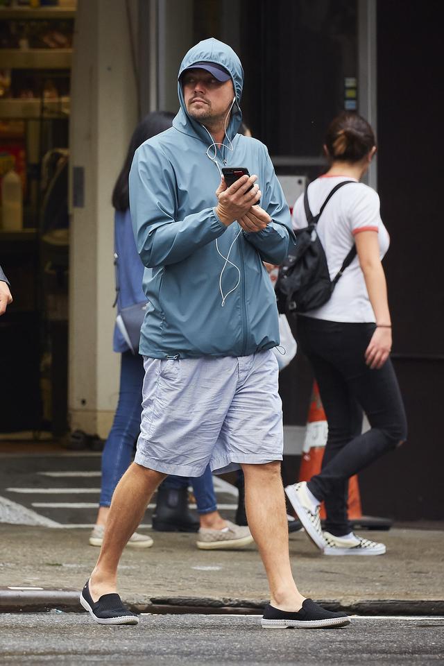 画像1: トップ俳優が軒下で雨宿り
