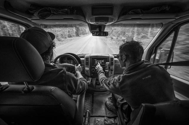 画像: 一緒に車を運転するエフロン兄弟。