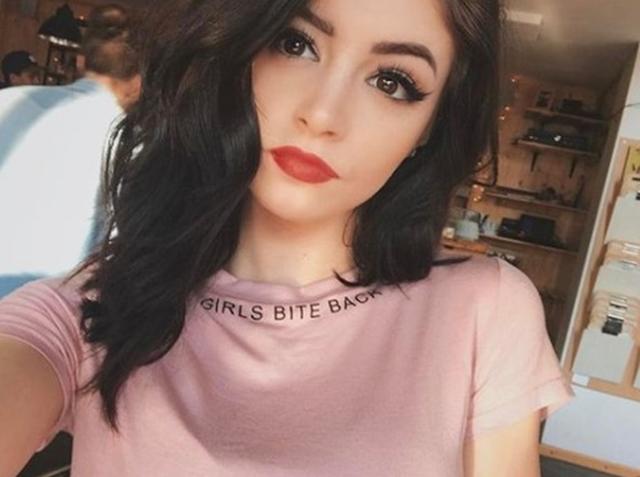 画像: フェミニストを公言しているクリッシー、「女の子は噛みつき返す」と描かれたTシャツを着て。