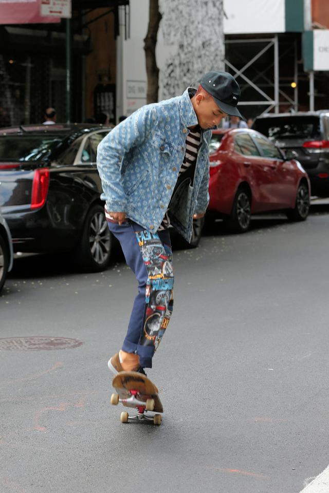 画像7: 人気俳優、道路をスケボーで爆走