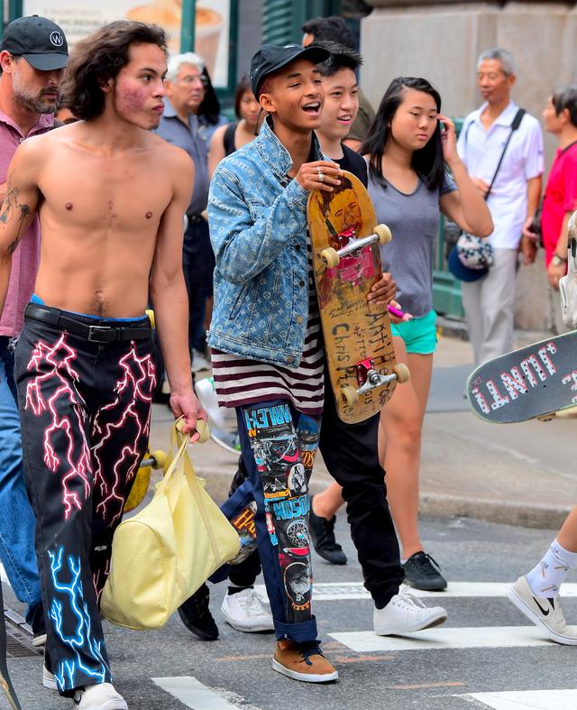 画像1: 人気俳優、道路をスケボーで爆走
