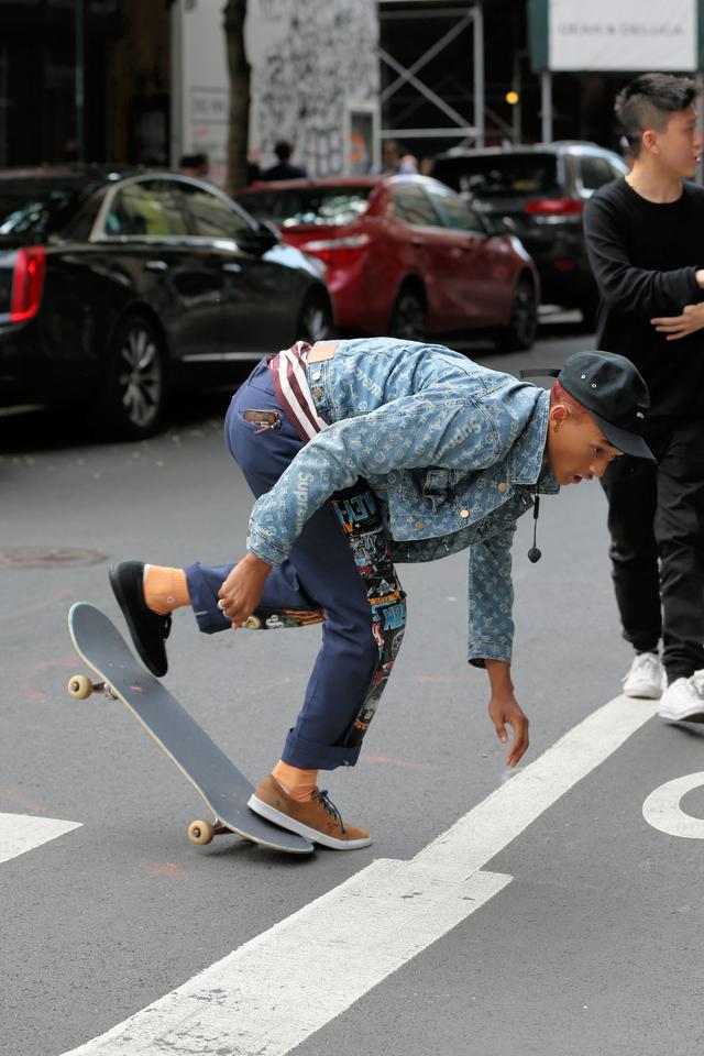 画像6: 人気俳優、道路をスケボーで爆走