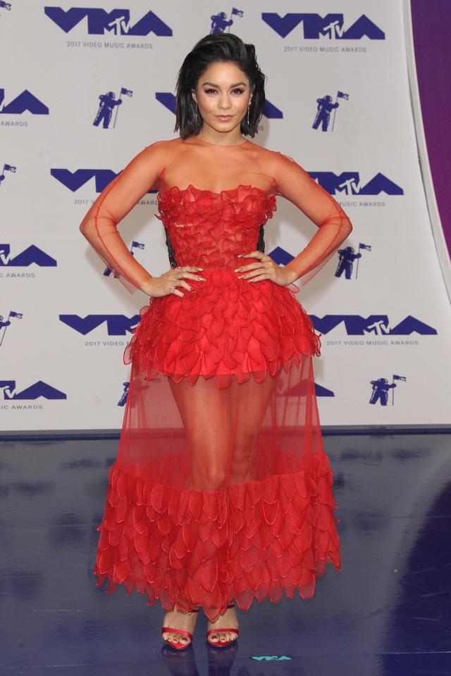 画像1: ヴァネッサ・ハジェンズ、MTV VMAで披露したレッドメイクが可愛すぎる