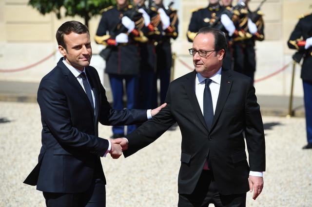 画像: マクロン大統領とオランド元大統領。