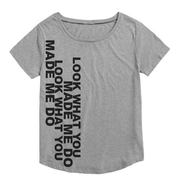 画像: 新曲の歌詞が描かれたグレーTシャツは45ドル(約4,950円)。