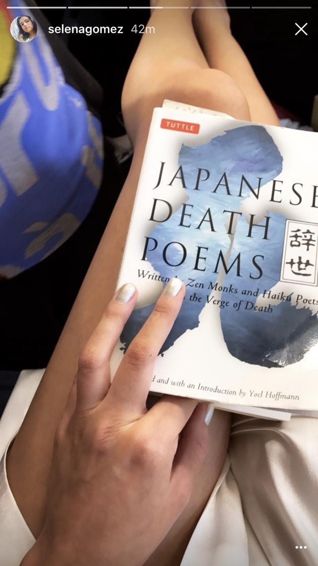 画像2: セレーナ・ゴメス、日本の偉人たちの句を集めた本が愛読書