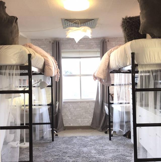 画像2: 全部DIY!寮の部屋を見事にリフォームした部屋が可愛すぎる