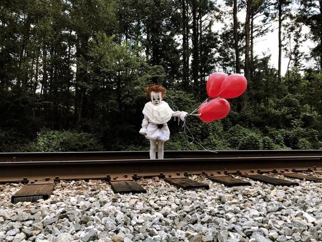 画像2: 3歳の男の子がピエロに変身