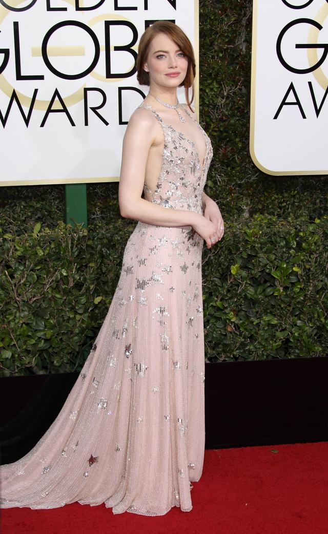 画像: 映画『ラ・ラ・ランド』のエマ・ストーンも、レッドカーペットで美しいアーチをキープ。