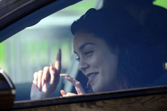 画像1: ヴァネッサ・ハジェンズが運転中に熱唱する姿を撮らせて頂きました