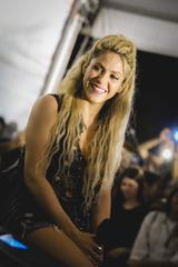 画像1: 40歳の人気ラテンシンガー、うら若き18歳当時の写真を入手