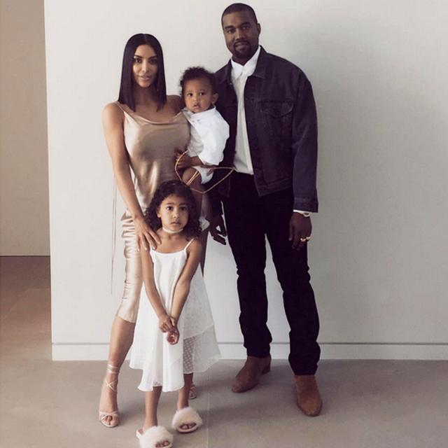 画像: 今年のイースターでの一家の写真。©Kim Kardashian