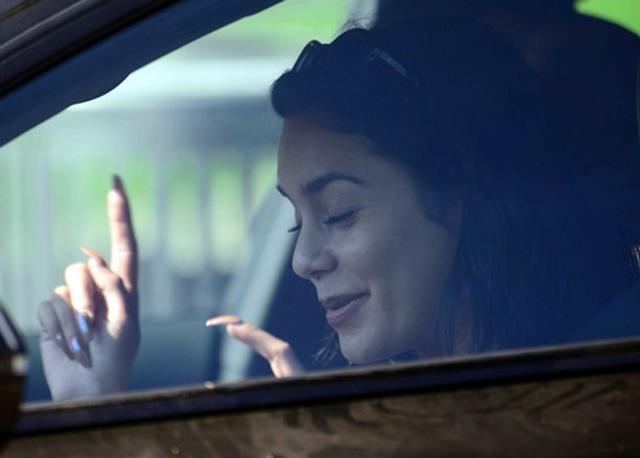 画像2: ヴァネッサ・ハジェンズが運転中に熱唱する姿を撮らせて頂きました