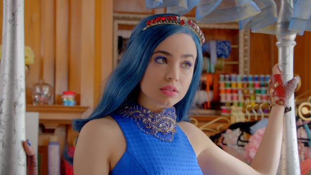 画像: ソフィアは『白雪姫』の継母イーヴル・クイーンの娘で、おしゃれに敏感なイヴィ役を演じている。©Disney