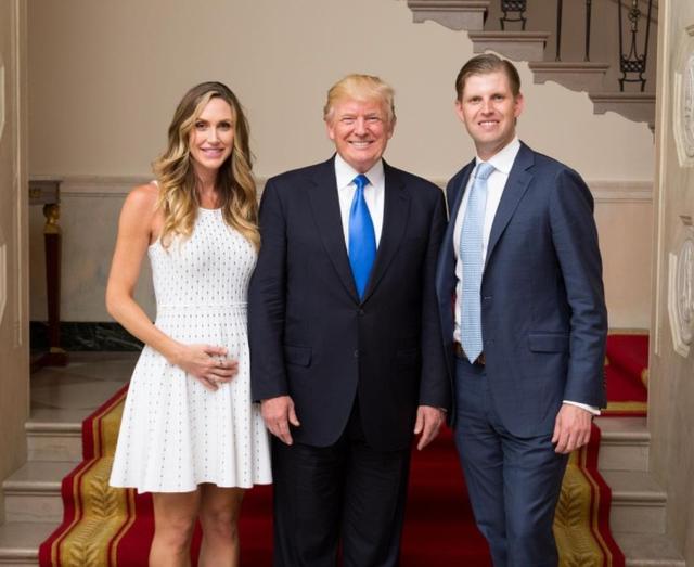 画像: 次男のエリック・トランプ氏とラーラ夫人に挟まれるトランプ大統領。 ©Lara Trump/ Instagram