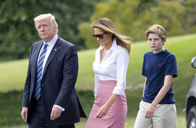 画像: メラニア夫人とバロンくんと専用ヘリから降りて来たトランプ大統領。