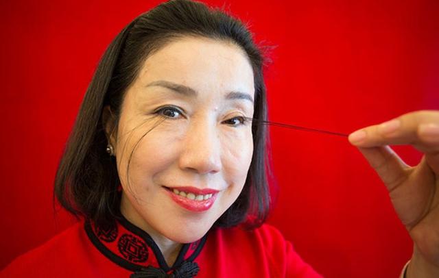 画像1: 12cmのまつげを持つ女性がギネスで「世界一」を記録