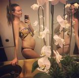画像1: インスタグラムで大きくなったお腹を公開
