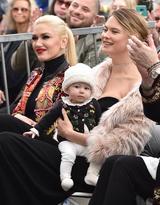 画像: アダムが授与された「ハリウッド・ウォーク・オブ・フェーム(ハリウッドの殿堂)」の授賞式にダスティ・ローズちゃんを同伴したベハティ。